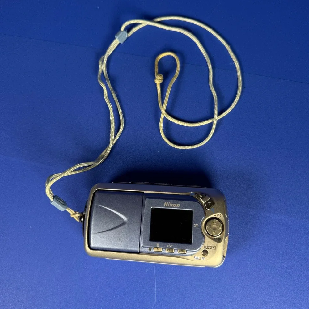 Nikon Coolpix 2500 Digital Camera Silver Blue Swivel Lens E2500 with Hard Case
